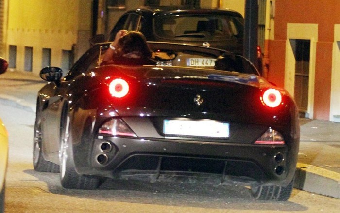Trên chiếc Ferrari màu đen của “ngựa chứng” là một người phụ nữ bí ẩn, đó chắc chắn không phải Raffaella Fico, người tình của anh.